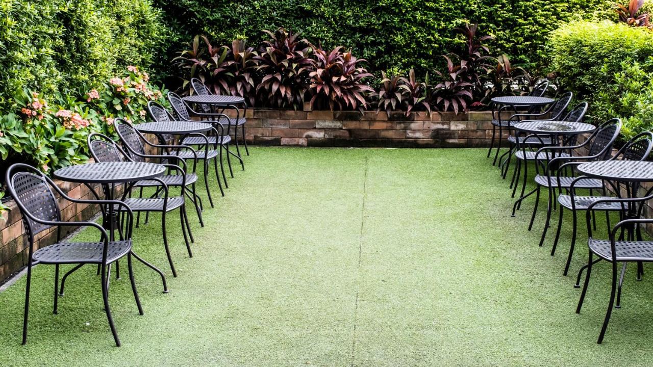 The Airport Courtyard Suvarnabhumi Airport Banguecoque Exterior foto The garden at the rear of the house