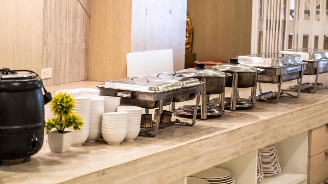 The Airport Courtyard Suvarnabhumi Airport Banguecoque Exterior foto A row of chafing dishes