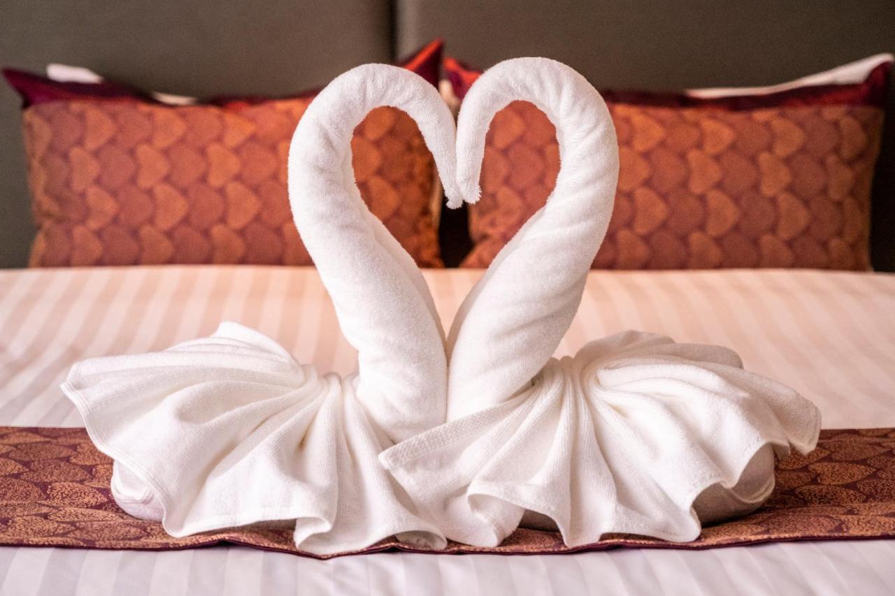 The Airport Courtyard Suvarnabhumi Airport Banguecoque Exterior foto Towel swans
