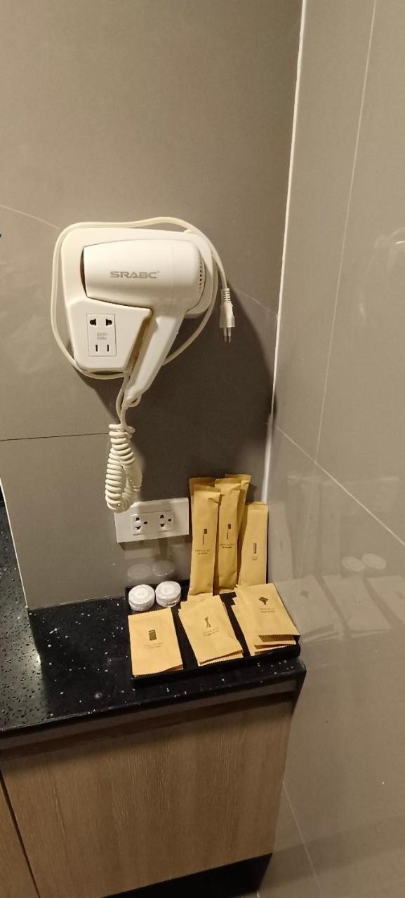 The Airport Courtyard Suvarnabhumi Airport Banguecoque Exterior foto A hair dryer in a hotel bathroom