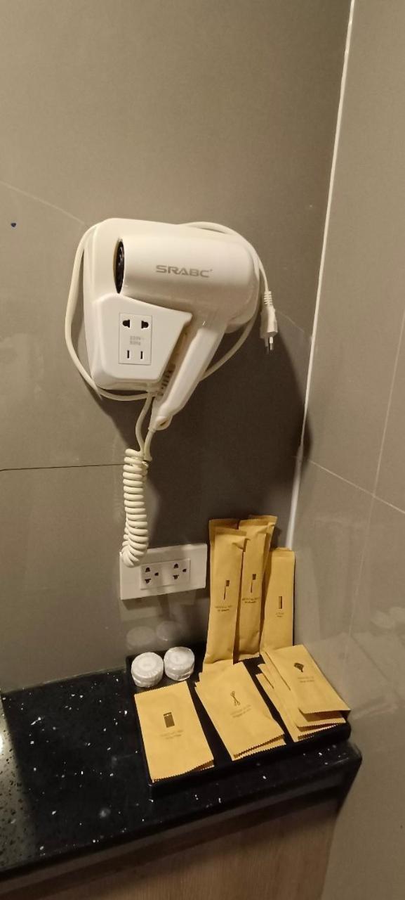 The Airport Courtyard Suvarnabhumi Airport Banguecoque Exterior foto A hair dryer in a hotel bathroom