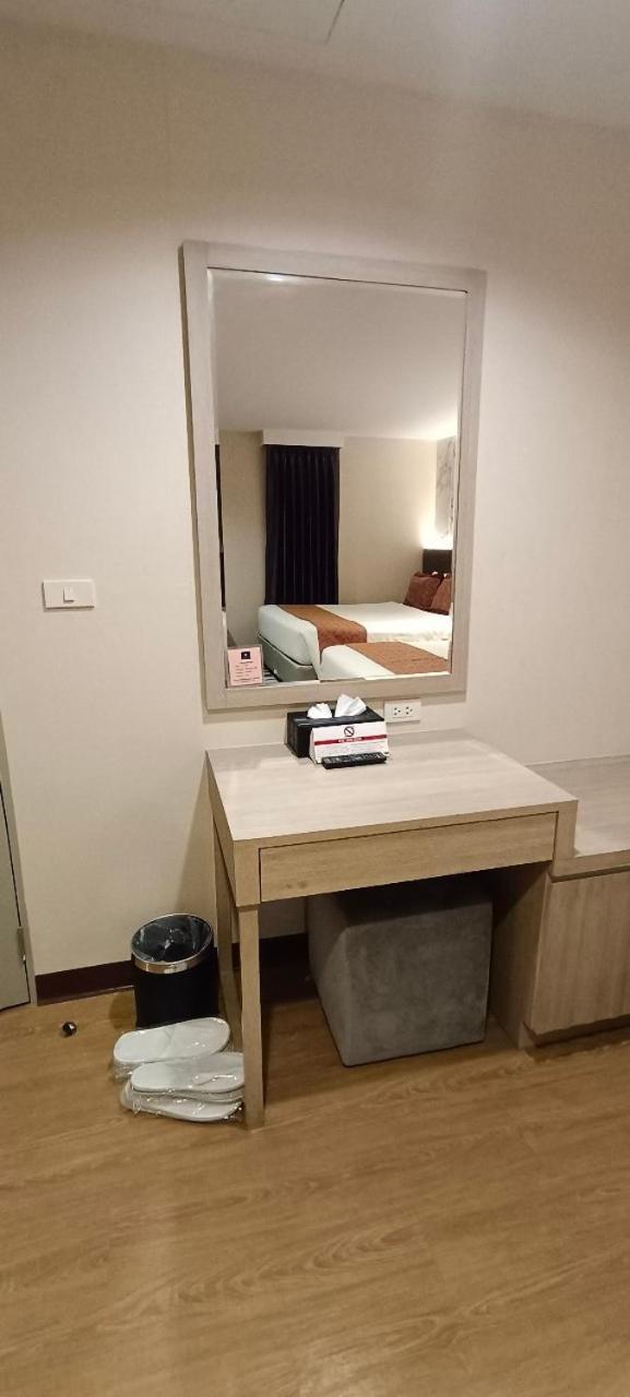 The Airport Courtyard Suvarnabhumi Airport Banguecoque Exterior foto A dressing table
