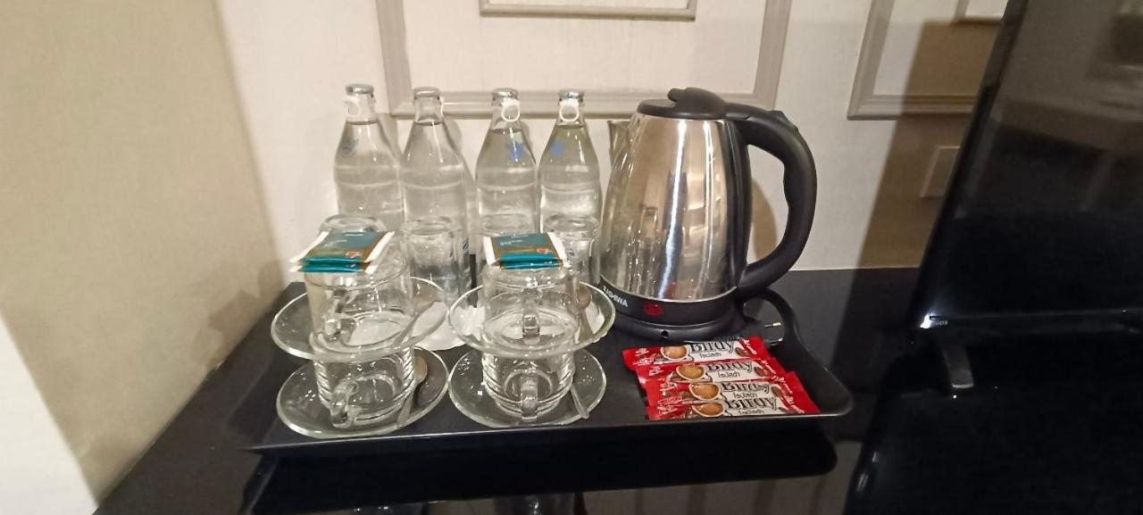 The Airport Courtyard Suvarnabhumi Airport Banguecoque Exterior foto Bottled water and a kettle in a hotel room